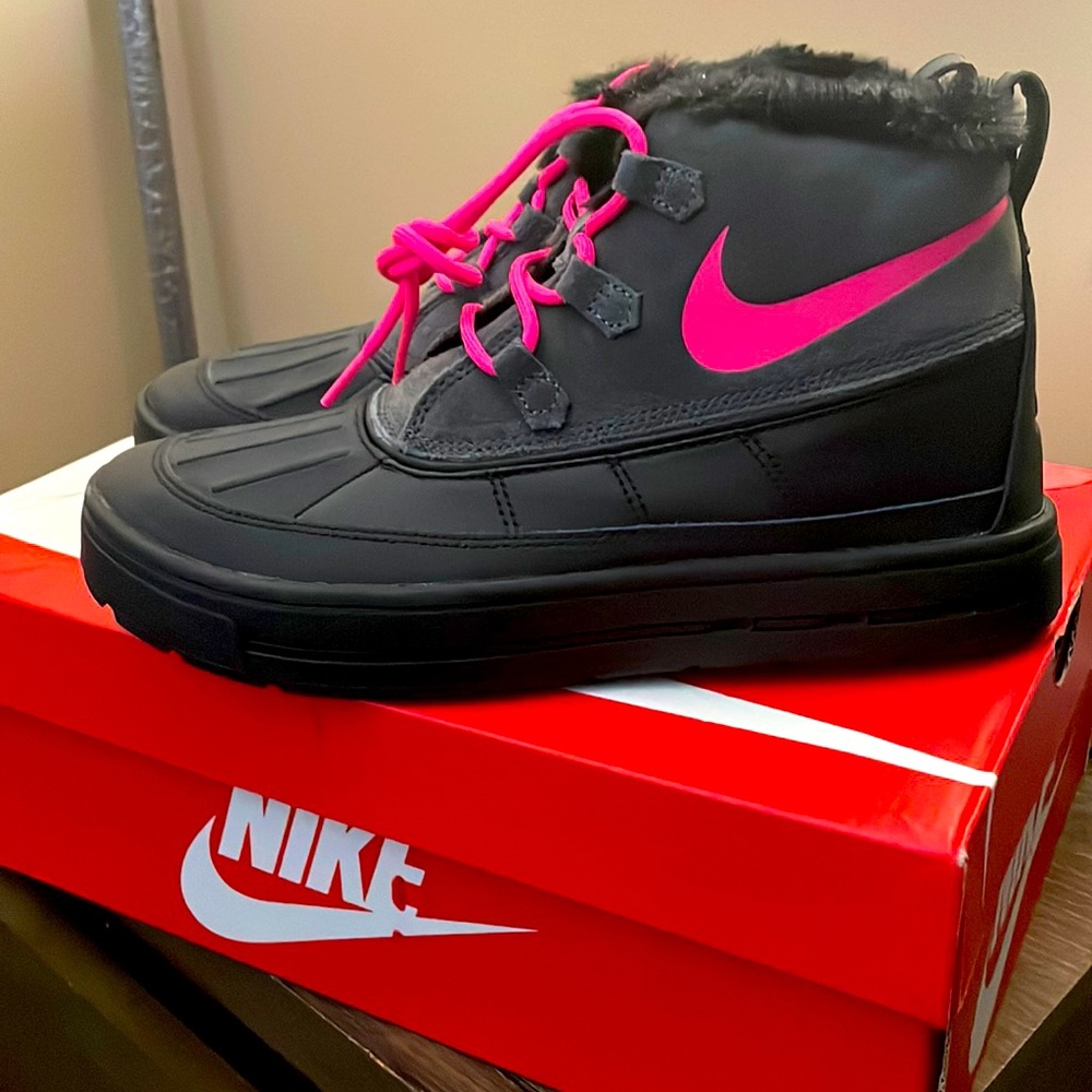 Nike Woodside Chukka (GIRLS)! NWT!